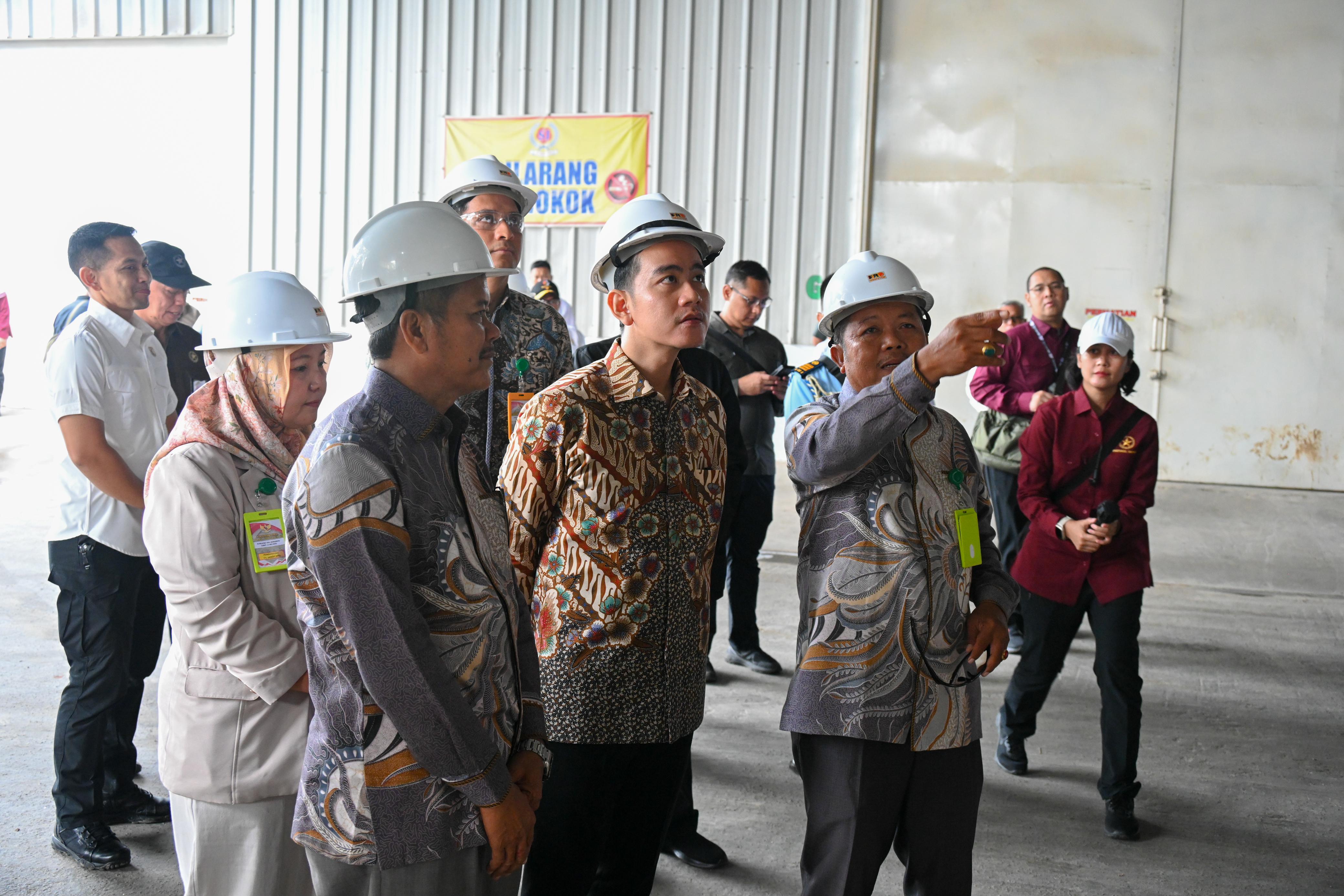Percepat Swasembada Pangan Nasional, Wapres Tinjau Aktivitas Produksi Pabrik Beras CV Sandy Jaya Indramayu Wakil Presiden (Wapres) Gibran Rakabuming meninjau langsung aktivitas produksi Pabrik Beras CV Sandy Jaya. (BeritaNasional/Elvis Sendouw/HO Setwapres)