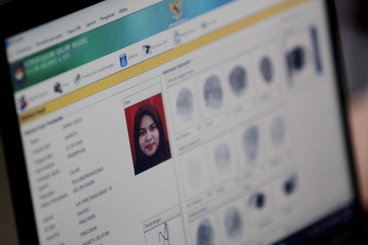 Petugas Suku Dinas Kependudukan dan Catatan Sipil (Sudin Dukcapil) Jakarta Selatan mengarahkan pelajar saat perekaman data KTP elektronik di Madrasah Aliyah Al-Khairiyah, Mampang Prapatan, Jakarta, Rabu (28/8/2025).  (Beritanasional.com/Oke Atmaja)