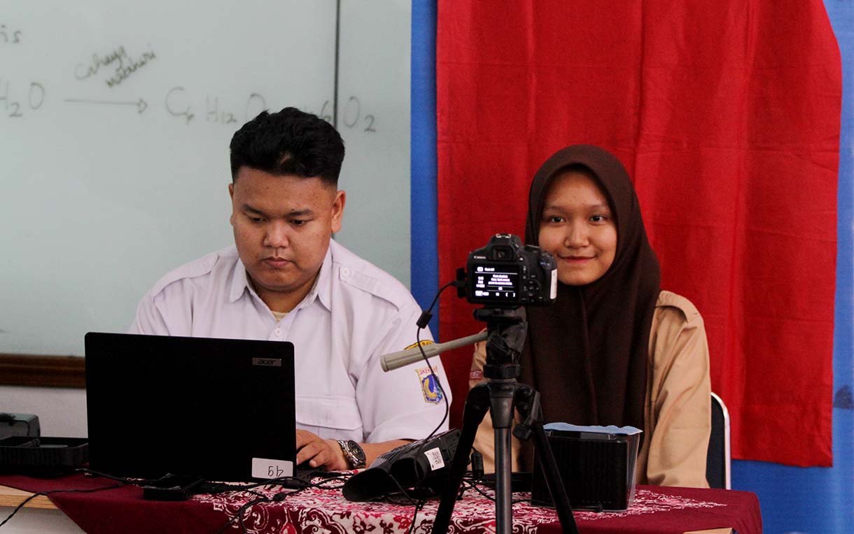 Petugas Suku Dinas Kependudukan dan Catatan Sipil (Sudin Dukcapil) Jakarta Selatan mengarahkan pelajar saat perekaman data KTP elektronik di Madrasah Aliyah Al-Khairiyah, Mampang Prapatan, Jakarta, Rabu (28/8/2025).  (Beritanasional.com/Oke Atmaja)