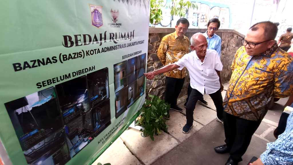 Walikota Jakarta Pusat Arifin (tengah) memberikan kunci rumah simbolis kepada warga di dampingi Nurhelmi Savitri, Camat Menteng ketiga dari kiri, Basri Baco, Wakil Ketua DPRD DKI Jakarta, kedua dari kiri dan Indrawan Prasetyo, Lurah Menteng kedua dari kanan, di Menteng Jaya RT 14/08, Jakarta, Kamis ( 11/12/2025). (Berita nasional.com/Oke Atmaja)
