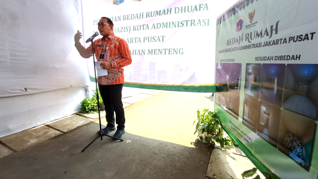 Walikota Jakarta Pusat Arifin (tengah) memberikan kunci rumah simbolis kepada warga di dampingi Nurhelmi Savitri, Camat Menteng ketiga dari kiri, Basri Baco, Wakil Ketua DPRD DKI Jakarta, kedua dari kiri dan Indrawan Prasetyo, Lurah Menteng kedua dari kanan, di Menteng Jaya RT 14/08, Jakarta, Kamis ( 11/12/2025). (Berita nasional.com/Oke Atmaja)