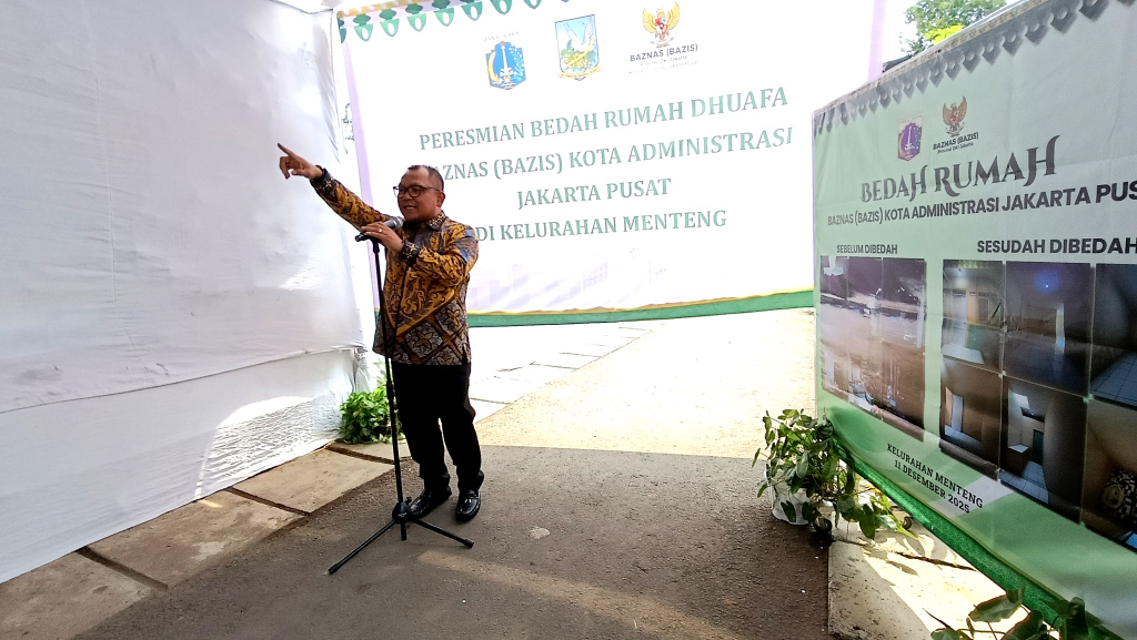 Walikota Jakarta Pusat Arifin (tengah) memberikan kunci rumah simbolis kepada warga di dampingi Nurhelmi Savitri, Camat Menteng ketiga dari kiri, Basri Baco, Wakil Ketua DPRD DKI Jakarta, kedua dari kiri dan Indrawan Prasetyo, Lurah Menteng kedua dari kanan, di Menteng Jaya RT 14/08, Jakarta, Kamis ( 11/12/2025). (Berita nasional.com/Oke Atmaja)