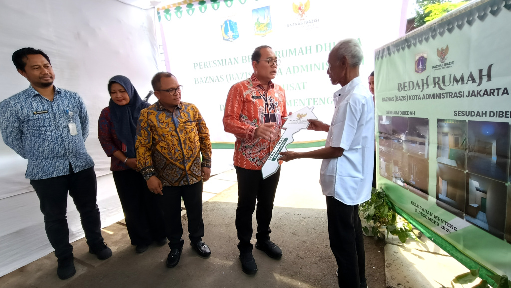 Walikota Jakarta Pusat Arifin (tengah) memberikan kunci rumah simbolis kepada warga di dampingi Nurhelmi Savitri, Camat Menteng ketiga dari kiri, Basri Baco, Wakil Ketua DPRD DKI Jakarta, kedua dari kiri dan Indrawan Prasetyo, Lurah Menteng kedua dari kanan, di Menteng Jaya RT 14/08, Jakarta, Kamis ( 11/12/2025). (Berita nasional.com/Oke Atmaja)