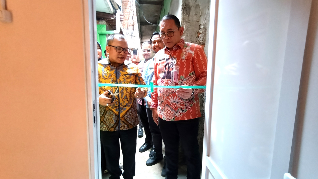 Walikota Jakarta Pusat Arifin (tengah) memberikan kunci rumah simbolis kepada warga di dampingi Nurhelmi Savitri, Camat Menteng ketiga dari kiri, Basri Baco, Wakil Ketua DPRD DKI Jakarta, kedua dari kiri dan Indrawan Prasetyo, Lurah Menteng kedua dari kanan, di Menteng Jaya RT 14/08, Jakarta, Kamis ( 11/12/2025). (Berita nasional.com/Oke Atmaja)
