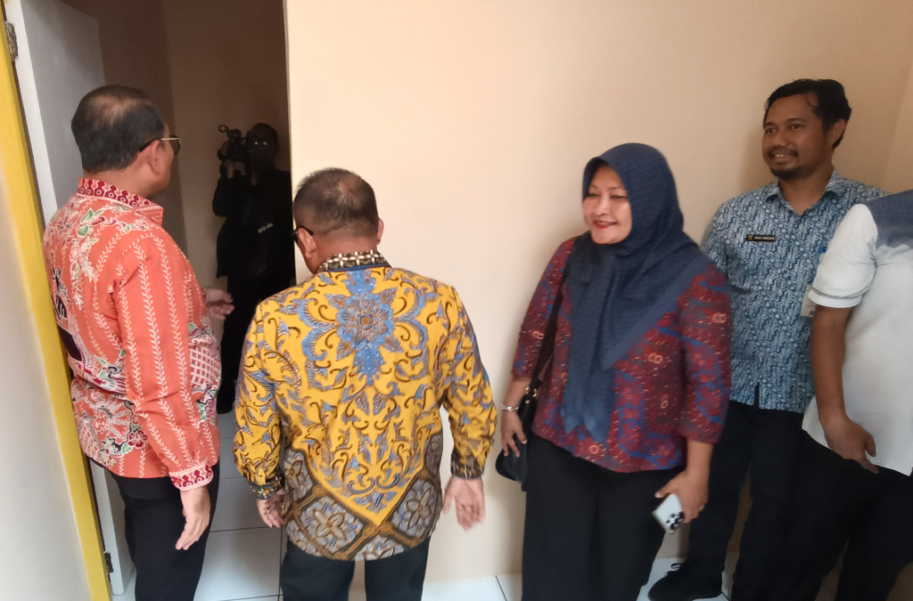 Walikota Jakarta Pusat Arifin (tengah) memberikan kunci rumah simbolis kepada warga di dampingi Nurhelmi Savitri, Camat Menteng ketiga dari kiri, Basri Baco, Wakil Ketua DPRD DKI Jakarta, kedua dari kiri dan Indrawan Prasetyo, Lurah Menteng kedua dari kanan, di Menteng Jaya RT 14/08, Jakarta, Kamis ( 11/12/2025). (Berita nasional.com/Oke Atmaja)