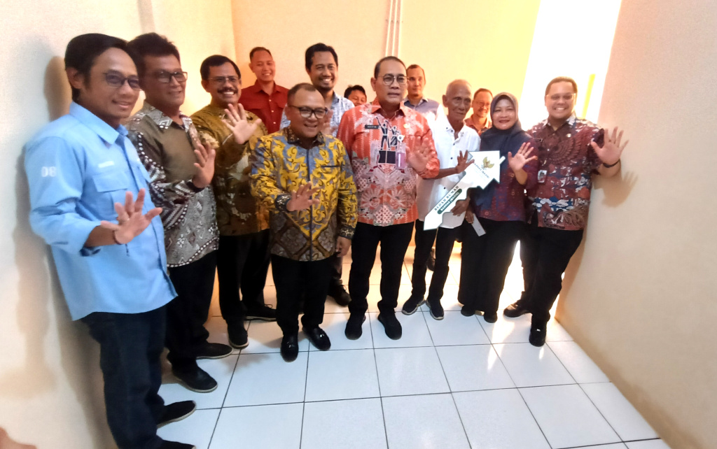 Walikota Jakarta Pusat Arifin (tengah) memberikan kunci rumah simbolis kepada warga di dampingi Nurhelmi Savitri, Camat Menteng ketiga dari kiri, Basri Baco, Wakil Ketua DPRD DKI Jakarta, kedua dari kiri dan Indrawan Prasetyo, Lurah Menteng kedua dari kanan, di Menteng Jaya RT 14/08, Jakarta, Kamis ( 11/12/2025). (Berita nasional.com/Oke Atmaja)