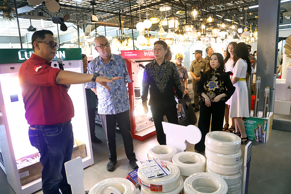 Peresmian Grand Mitra Bangunan di PIK2 Peresmian Grand Mitra Bangunan menjadi supermarket bahan bangunan pertama di PIK 2. (BeritaNasional/Elvis Sendouw)