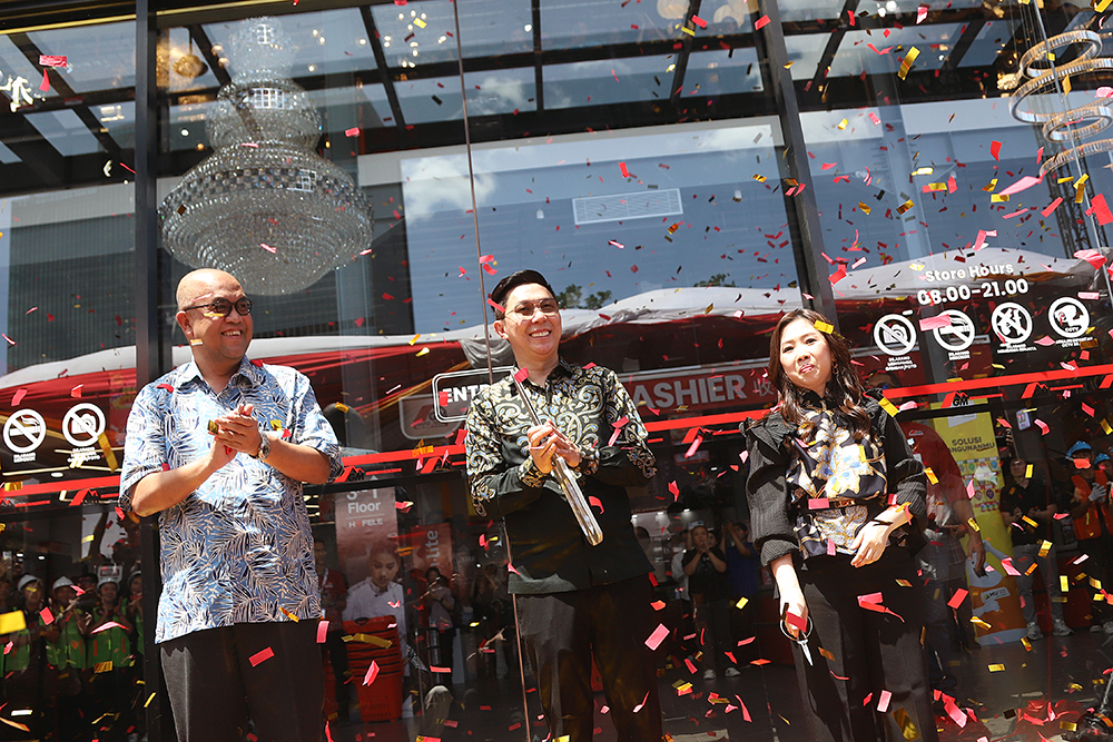 Peresmian Grand Mitra Bangunan di PIK2 Peresmian Grand Mitra Bangunan menjadi supermarket bahan bangunan pertama di PIK 2. (BeritaNasional/Elvis Sendouw)