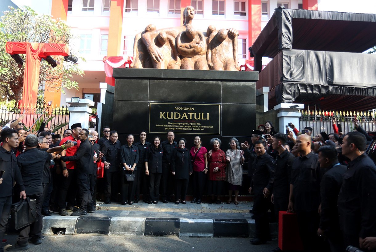 Ketua Umum DPP PDI Perjuangan (PDIP) Megawati Soekarnoputri (kanan) didampingi Ketua DPP PDIP Bidang UMKM, Ekonomi Kreatif, dan Ekonomi Digital Muhammad Prananda Prabowo (kedua kanan) berpose usai meresmikan Monumen Kudatuli dan tabur bunga di DPP PDI Perjuangan, Jakarta, Senin (27/7/2026).  (Beritanasional.com/Oke Atmaja)