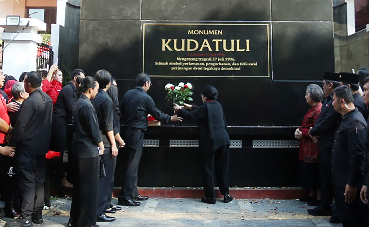 Ketua Umum DPP PDI Perjuangan (PDIP) Megawati Soekarnoputri (kanan) didampingi Ketua DPP PDIP Bidang UMKM, Ekonomi Kreatif, dan Ekonomi Digital Muhammad Prananda Prabowo (kedua kanan) berpose usai meresmikan Monumen Kudatuli dan tabur bunga di DPP PDI Perjuangan, Jakarta, Senin (27/7/2026).  (Beritanasional.com/Oke Atmaja)
