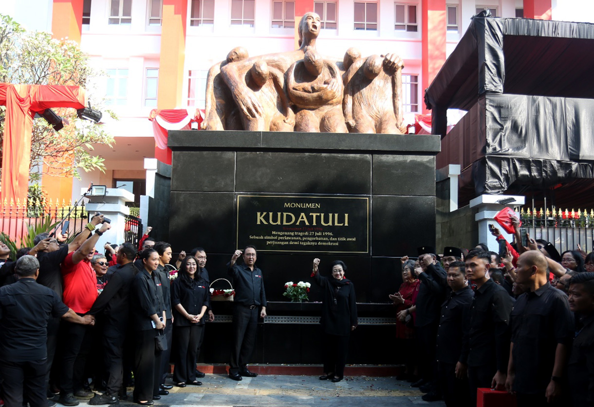 Ketua Umum DPP PDI Perjuangan (PDIP) Megawati Soekarnoputri (kanan) didampingi Ketua DPP PDIP Bidang UMKM, Ekonomi Kreatif, dan Ekonomi Digital Muhammad Prananda Prabowo (kedua kanan) berpose usai meresmikan Monumen Kudatuli dan tabur bunga di DPP PDI Perjuangan, Jakarta, Senin (27/7/2026).  (Beritanasional.com/Oke Atmaja)