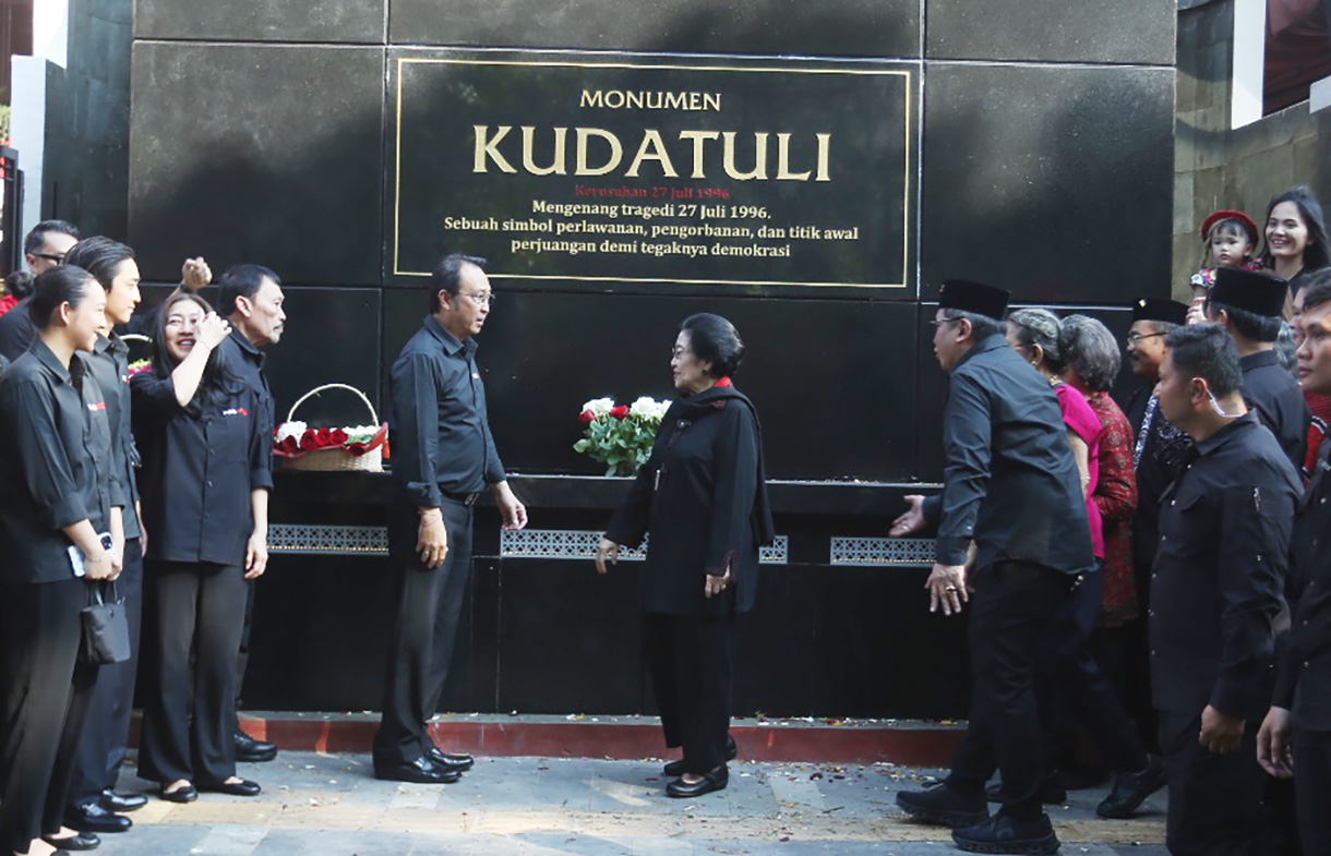 Ketua Umum DPP PDI Perjuangan (PDIP) Megawati Soekarnoputri (kanan) didampingi Ketua DPP PDIP Bidang UMKM, Ekonomi Kreatif, dan Ekonomi Digital Muhammad Prananda Prabowo (kedua kanan) berpose usai meresmikan Monumen Kudatuli dan tabur bunga di DPP PDI Perjuangan, Jakarta, Senin (27/7/2026).  (Beritanasional.com/Oke Atmaja)