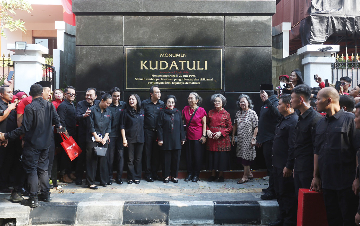 Ketua Umum DPP PDI Perjuangan (PDIP) Megawati Soekarnoputri (kanan) didampingi Ketua DPP PDIP Bidang UMKM, Ekonomi Kreatif, dan Ekonomi Digital Muhammad Prananda Prabowo (kedua kanan) berpose usai meresmikan Monumen Kudatuli dan tabur bunga di DPP PDI Perjuangan, Jakarta, Senin (27/7/2026).  (Beritanasional.com/Oke Atmaja)
