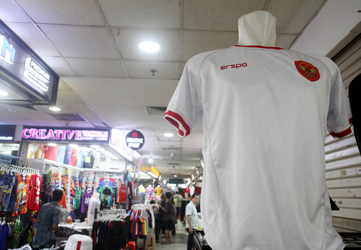 Pedagang merapikan jersey Timnas Indonesia di Pasar Tanah Abang, Jakarta, Sabtu (26/10/2024).(BeritaNasional.com/Oke Atmaja)