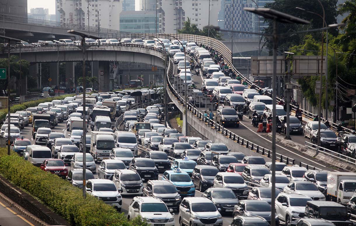 Sejumlah kendaraan terjebak kemacetan di Jalan Gatot Subroto, Jakarta, Selasa (18/3/2025). (Beritanasional.com/Oke Atmaja)