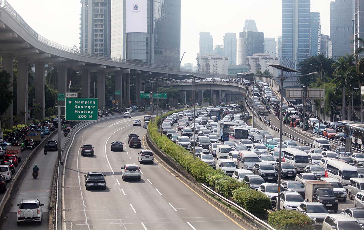 Sejumlah kendaraan terjebak kemacetan di Jalan Gatot Subroto, Jakarta, Selasa (18/3/2025). (Beritanasional.com/Oke Atmaja)