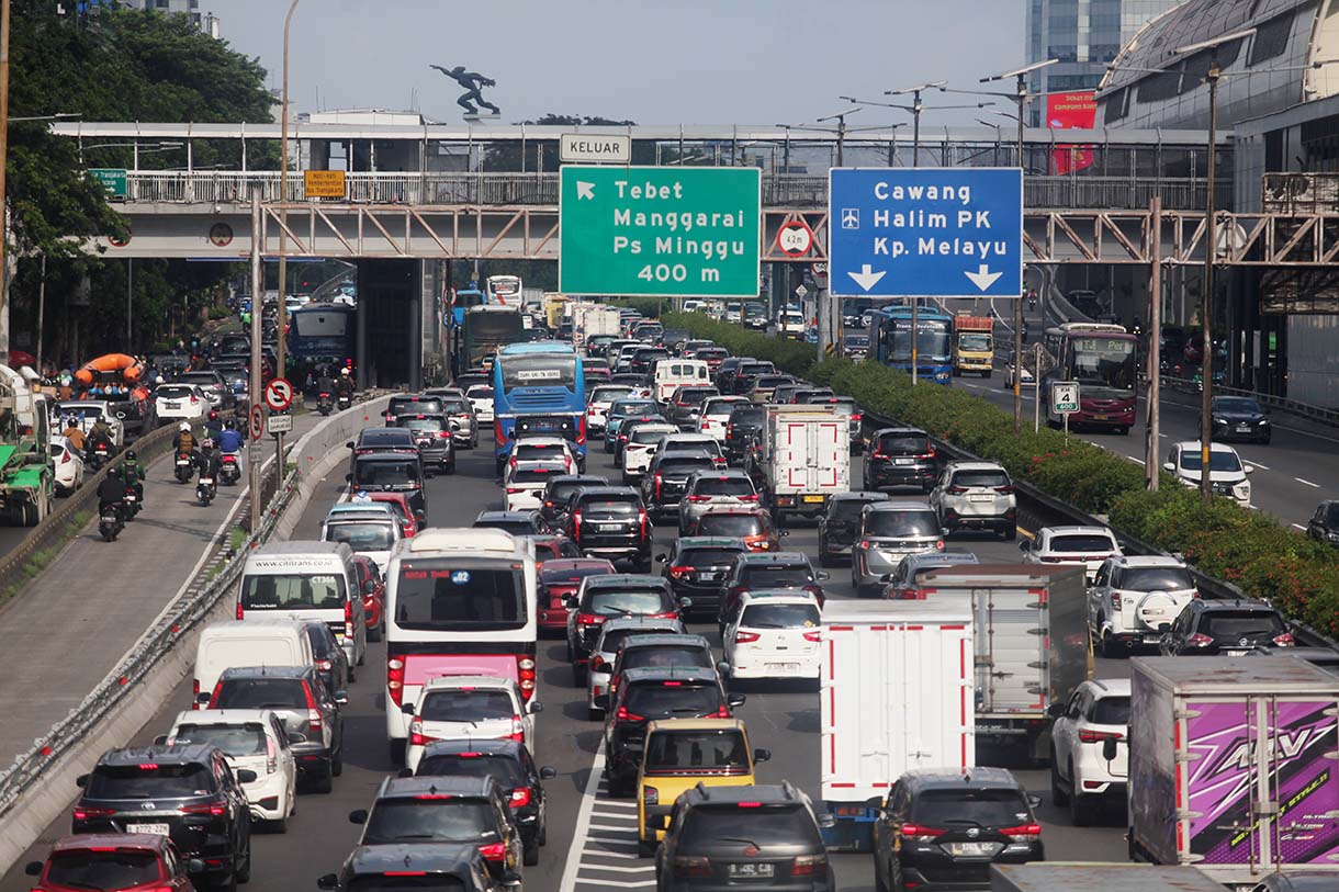 Sejumlah kendaraan terjebak kemacetan di Jalan Gatot Subroto, Jakarta, Selasa (18/3/2025). (Beritanasional.com/Oke Atmaja)