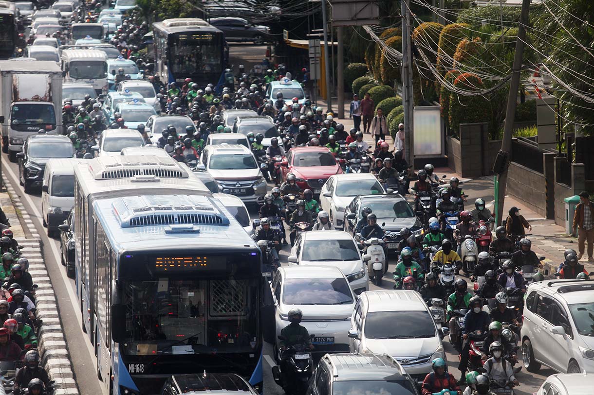 Sejumlah kendaraan terjebak kemacetan di Jalan Gatot Subroto, Jakarta, Selasa (18/3/2025). (Beritanasional.com/Oke Atmaja)