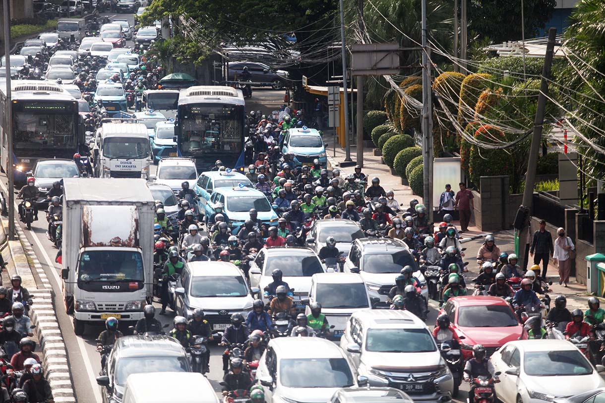 Sejumlah kendaraan terjebak kemacetan di Jalan Gatot Subroto, Jakarta, Selasa (18/3/2025). (Beritanasional.com/Oke Atmaja)