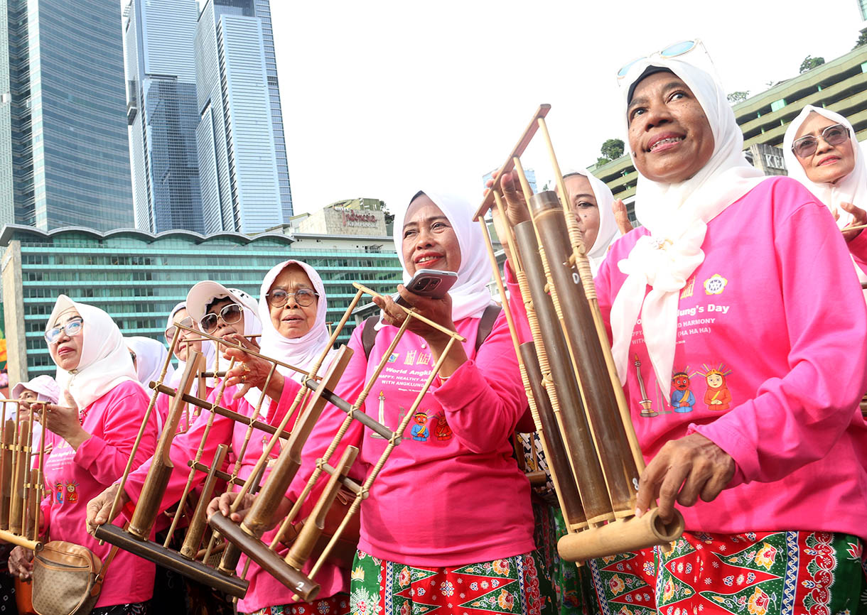 Sejumlah peserta memainkan alat musik angklung saat peringatan ke-15 Hari Angklung Sedunia di kawasan Bundaran HI, Jakarta, Minggu (16/11/2025). (Beritanasional.com/Oke Atmaja)