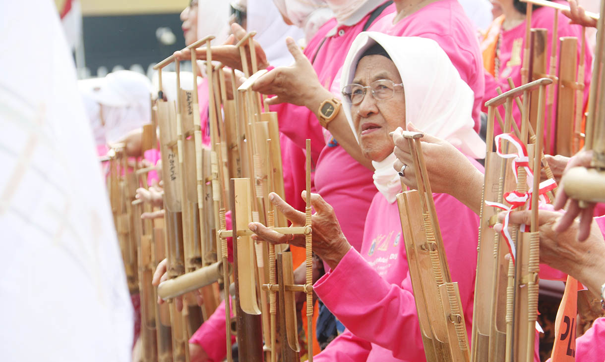 Sejumlah peserta memainkan alat musik angklung saat peringatan ke-15 Hari Angklung Sedunia di kawasan Bundaran HI, Jakarta, Minggu (16/11/2025). (Beritanasional.com/Oke Atmaja)
