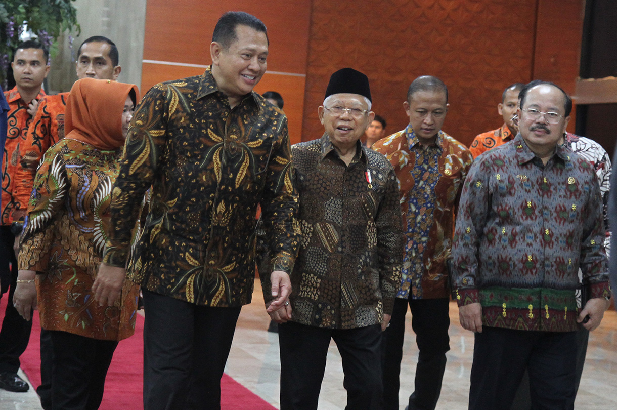 Wakil Presiden Ma'ruf Amin (kanan) didampingi Ketua MPR Bambang Soesatyo (kiri) usai menghadiri peringatan Hari Konstitusi 2024 dan Hari Ulang Tahun (HUT) ke-79 MPR di Gedung Nusantara IV, Kompleks Parlemen, Senayan, Jakarta, Minggu (18/8/2024).  (BeritaNasional.com/ Oke Atmaja)