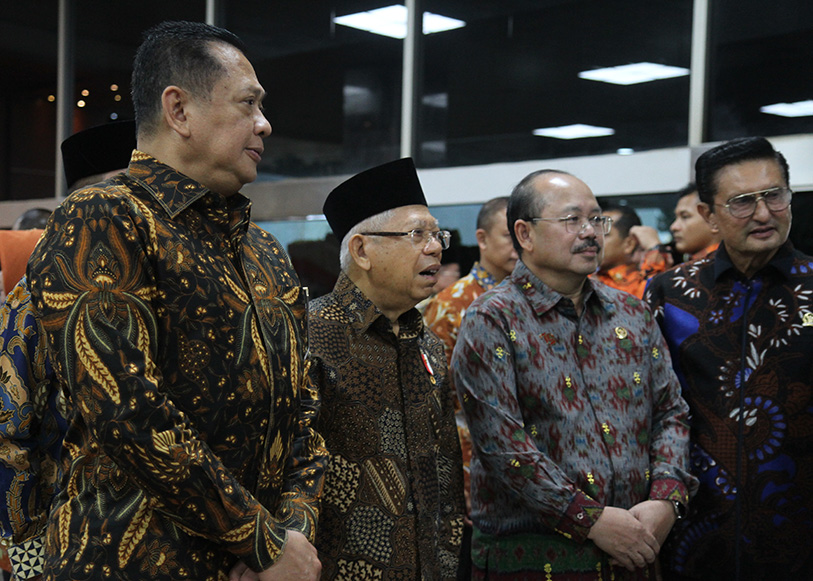 Wakil Presiden Ma'ruf Amin (kanan) didampingi Ketua MPR Bambang Soesatyo (kiri) usai menghadiri peringatan Hari Konstitusi 2024 dan Hari Ulang Tahun (HUT) ke-79 MPR di Gedung Nusantara IV, Kompleks Parlemen, Senayan, Jakarta, Minggu (18/8/2024).  (BeritaNasional.com/ Oke Atmaja)