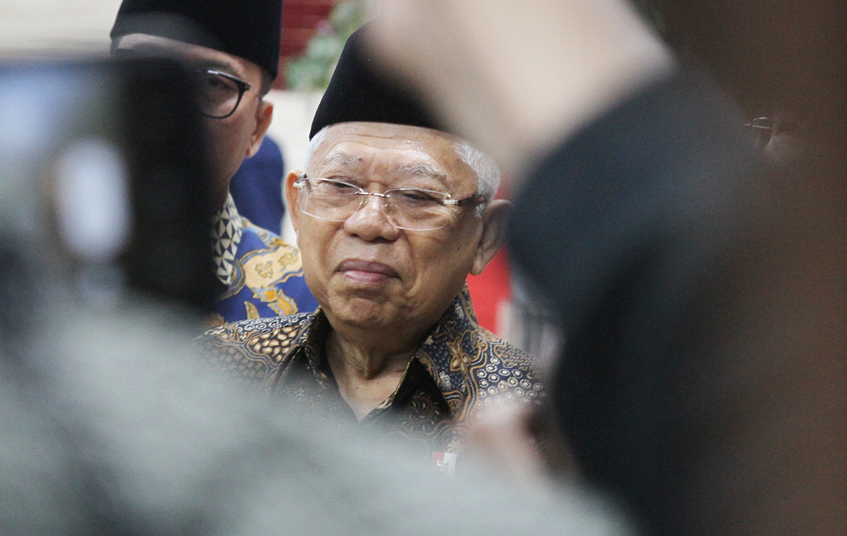 Wakil Presiden Ma'ruf Amin (kanan) didampingi Ketua MPR Bambang Soesatyo (kiri) usai menghadiri peringatan Hari Konstitusi 2024 dan Hari Ulang Tahun (HUT) ke-79 MPR di Gedung Nusantara IV, Kompleks Parlemen, Senayan, Jakarta, Minggu (18/8/2024).  (BeritaNasional.com/ Oke Atmaja)