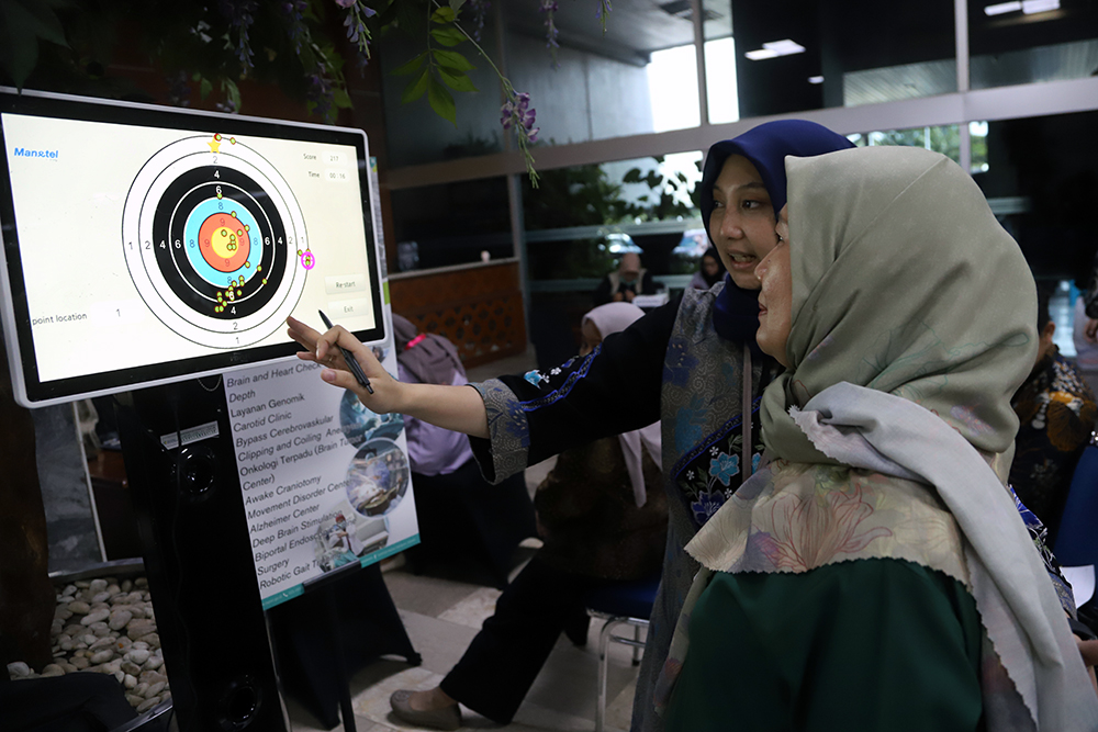 ementerian Pemberdayaan Perempuan dan Perlindungan Anak (KemenPPPA) Perhimpunan Obstetri dan Ginekologi Indonesia (POGI), serta Majelis Permusyawaratan Rakyat (MPR)  menggelar cek kesehatan gratis. (BeritaNasional/Elvis Sendouw)
