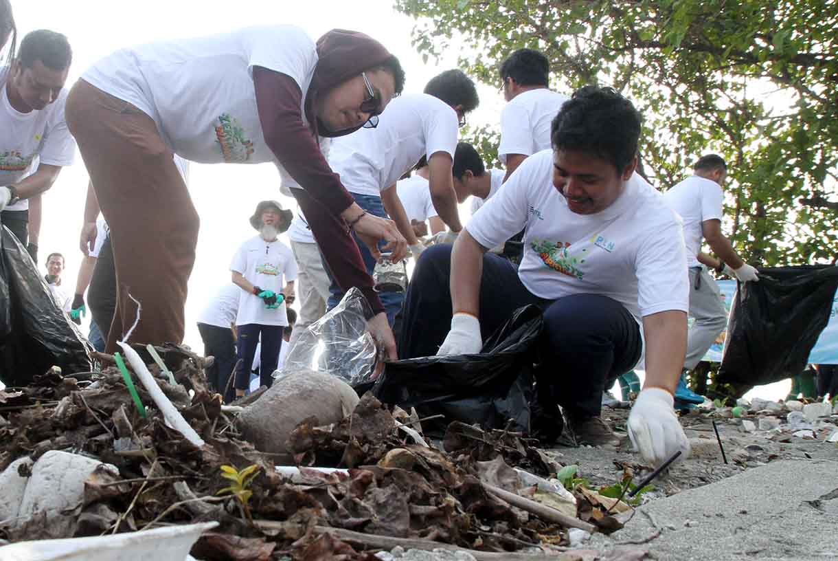 Sejumlah karyawan PLN Indonesia Power Unit Bisnis Pembangkitan (UBP) Priok mengangkut sampah dengan kantong plastik di Kawasan pesisir Pantai Tanjung Priok, Jakarta, Jumat (13/6/2025). (Beritanasional.com/Oke Atmaja)