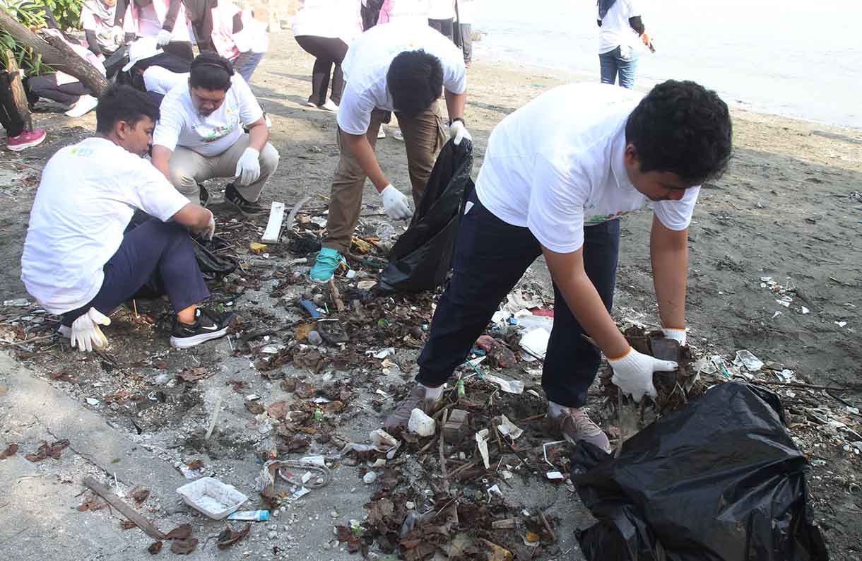 Sejumlah karyawan PLN Indonesia Power Unit Bisnis Pembangkitan (UBP) Priok mengangkut sampah dengan kantong plastik di Kawasan pesisir Pantai Tanjung Priok, Jakarta, Jumat (13/6/2025). (Beritanasional.com/Oke Atmaja)