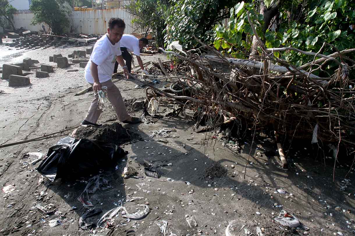 Sejumlah karyawan PLN Indonesia Power Unit Bisnis Pembangkitan (UBP) Priok mengangkut sampah dengan kantong plastik di Kawasan pesisir Pantai Tanjung Priok, Jakarta, Jumat (13/6/2025). (Beritanasional.com/Oke Atmaja)