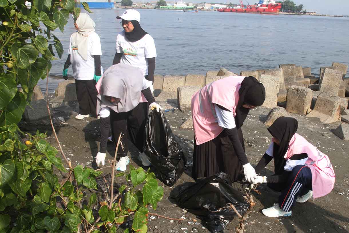 Sejumlah karyawan PLN Indonesia Power Unit Bisnis Pembangkitan (UBP) Priok mengangkut sampah dengan kantong plastik di Kawasan pesisir Pantai Tanjung Priok, Jakarta, Jumat (13/6/2025). (Beritanasional.com/Oke Atmaja)