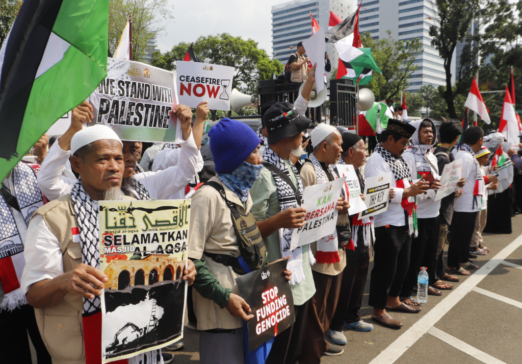 Massa yang tergabung dalam Aqsa Working Group (AWG) berunjuk rasa di depan Kedutaan Besar Amerika Serikat, Jalan Medan Merdeka Selatan, Jakarta, Jumat (17/5/2024).  (Berita nasional.com/OkeAtmaja)