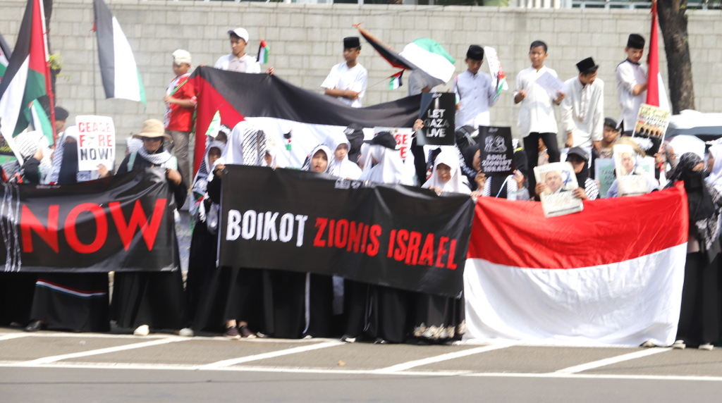 Massa yang tergabung dalam Aqsa Working Group (AWG) berunjuk rasa di depan Kedutaan Besar Amerika Serikat, Jalan Medan Merdeka Selatan, Jakarta, Jumat (17/5/2024).  (Berita nasional.com/OkeAtmaja)