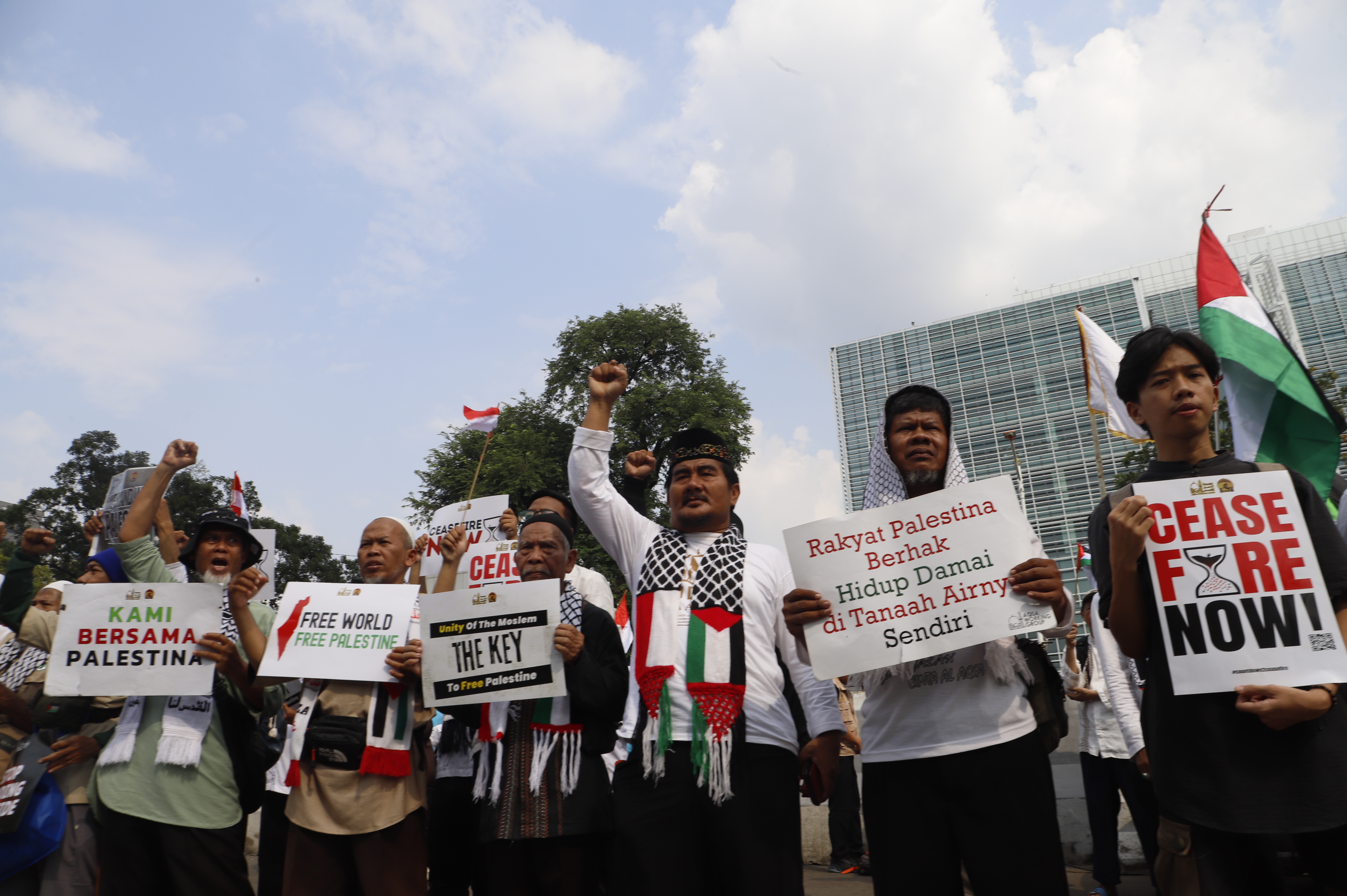 Massa yang tergabung dalam Aqsa Working Group (AWG) berunjuk rasa di depan Kedutaan Besar Amerika Serikat, Jalan Medan Merdeka Selatan, Jakarta, Jumat (17/5/2024).  (Berita nasional.com/OkeAtmaja)