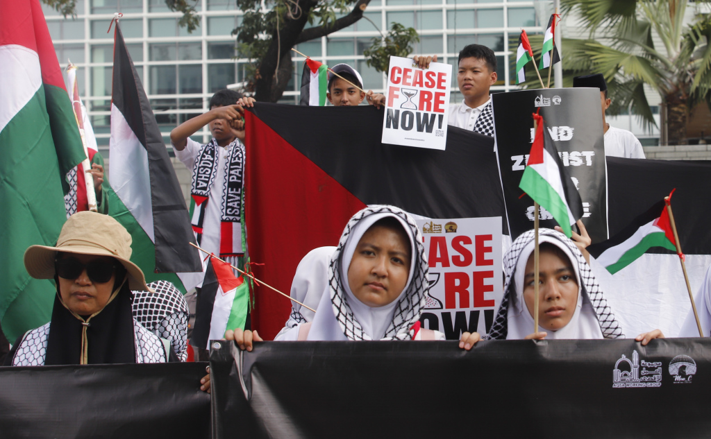 Massa yang tergabung dalam Aqsa Working Group (AWG) berunjuk rasa di depan Kedutaan Besar Amerika Serikat, Jalan Medan Merdeka Selatan, Jakarta, Jumat (17/5/2024).  (Berita nasional.com/OkeAtmaja)