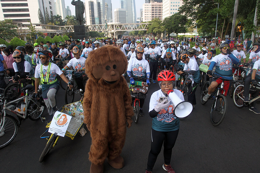 Organsasi Satya Bumi bersama komunitas sepeda dan jurnalis memperigati Hari Orangutan Sedunia. (BeritaNasional/HO Satya Bumi/Jefta Tarigan/Elvis Sendouw)