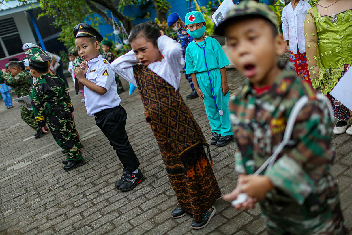 Sejumlah siswa Taman Kanak Strada Santa Theresia melakukan upacara bendera, pawai dan fashion show saat peringatan Hari Pahlawan di Kawasan Dewa Ruci, Cilincing, Jakarta, Selasa (12/11/2024).  (BeritaNasional.com/Oke Atmaja)