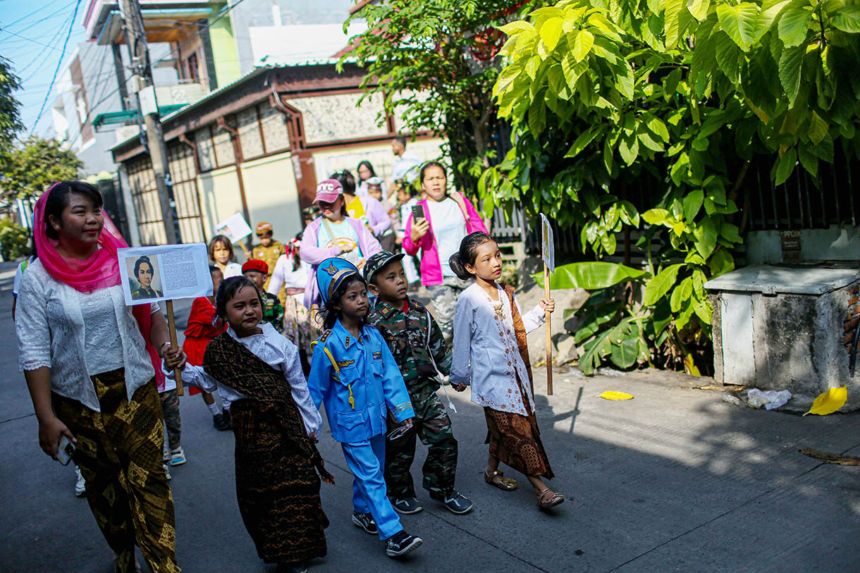 Sejumlah siswa Taman Kanak Strada Santa Theresia melakukan upacara bendera, pawai dan fashion show saat peringatan Hari Pahlawan di Kawasan Dewa Ruci, Cilincing, Jakarta, Selasa (12/11/2024).  (BeritaNasional.com/Oke Atmaja)