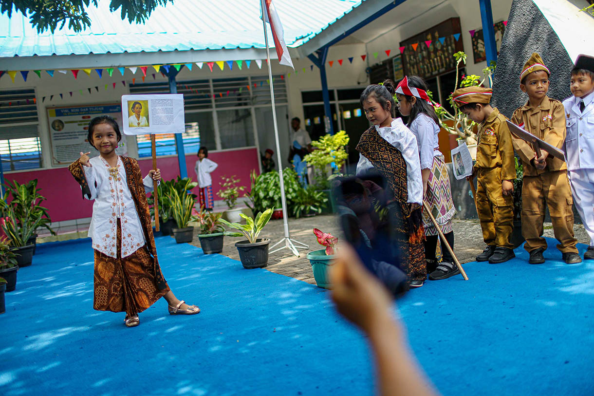 Sejumlah siswa Taman Kanak Strada Santa Theresia melakukan upacara bendera, pawai dan fashion show saat peringatan Hari Pahlawan di Kawasan Dewa Ruci, Cilincing, Jakarta, Selasa (12/11/2024).  (BeritaNasional.com/Oke Atmaja)