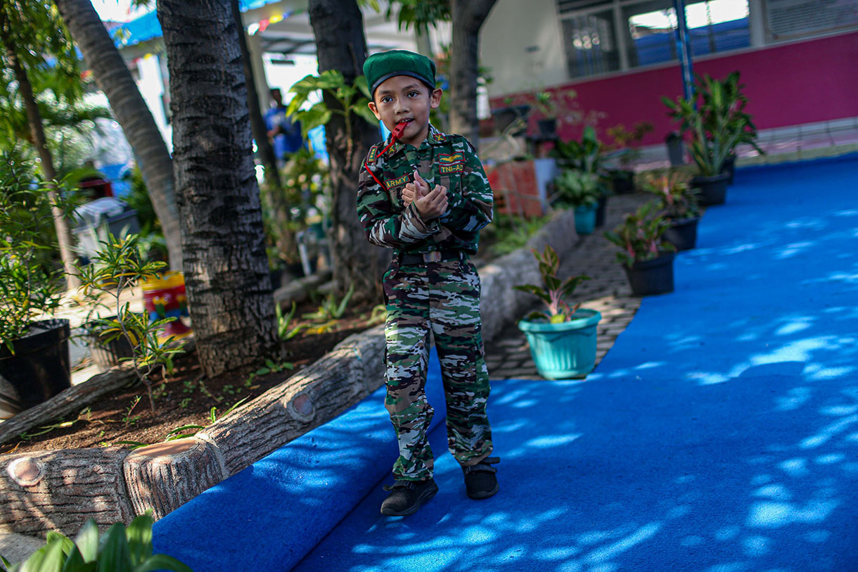 Sejumlah siswa Taman Kanak Strada Santa Theresia melakukan upacara bendera, pawai dan fashion show saat peringatan Hari Pahlawan di Kawasan Dewa Ruci, Cilincing, Jakarta, Selasa (12/11/2024).  (BeritaNasional.com/Oke Atmaja)