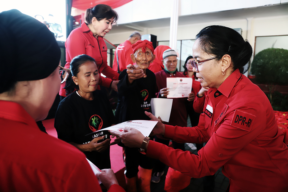 Memperingati Hari Konservasi Alam Nasional (HKAN), PDIP gelar seminar bersama pemulung dan petugas kebersihan. (BeritaNasional/Elvis Sendouw)