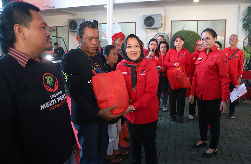 Memperingati Hari Konservasi Alam Nasional (HKAN), PDIP gelar seminar bersama pemulung dan petugas kebersihan. (BeritaNasional/Elvis Sendouw)