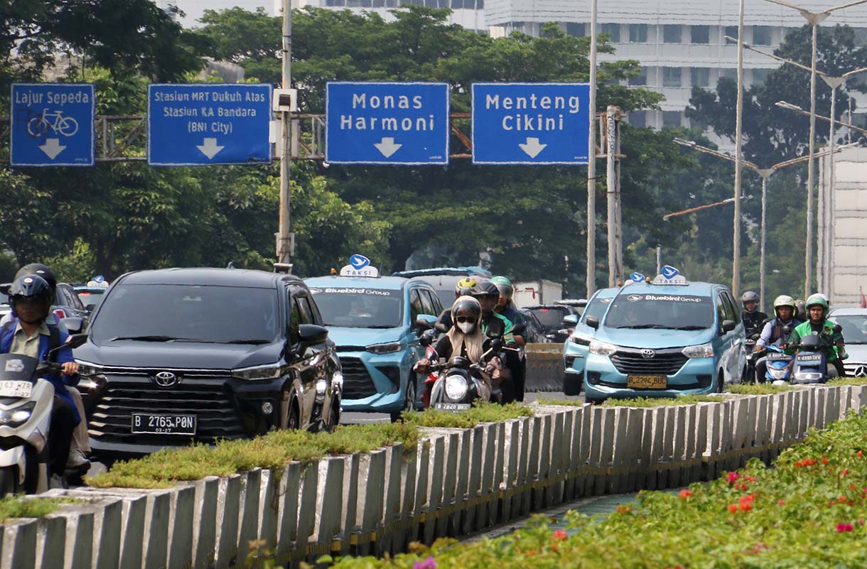 Sejumlah pengendara kendaraan bermotor melintasi Jalan Jenderal Sudirman di Jakarta,Jumat (10/10/2025).  (Beritanasional.com/Oke Atmaja)