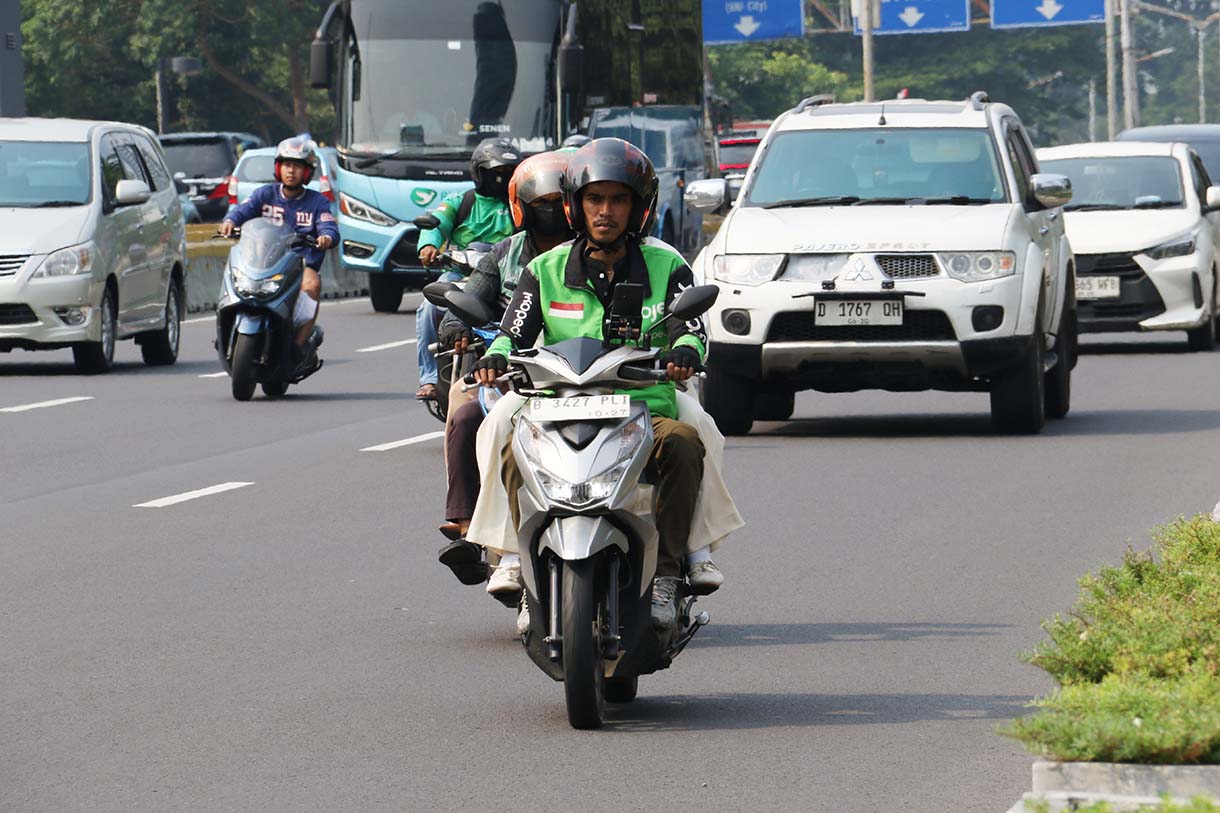 Sejumlah pengendara kendaraan bermotor melintasi Jalan Jenderal Sudirman di Jakarta,Jumat (10/10/2025).  (Beritanasional.com/Oke Atmaja)