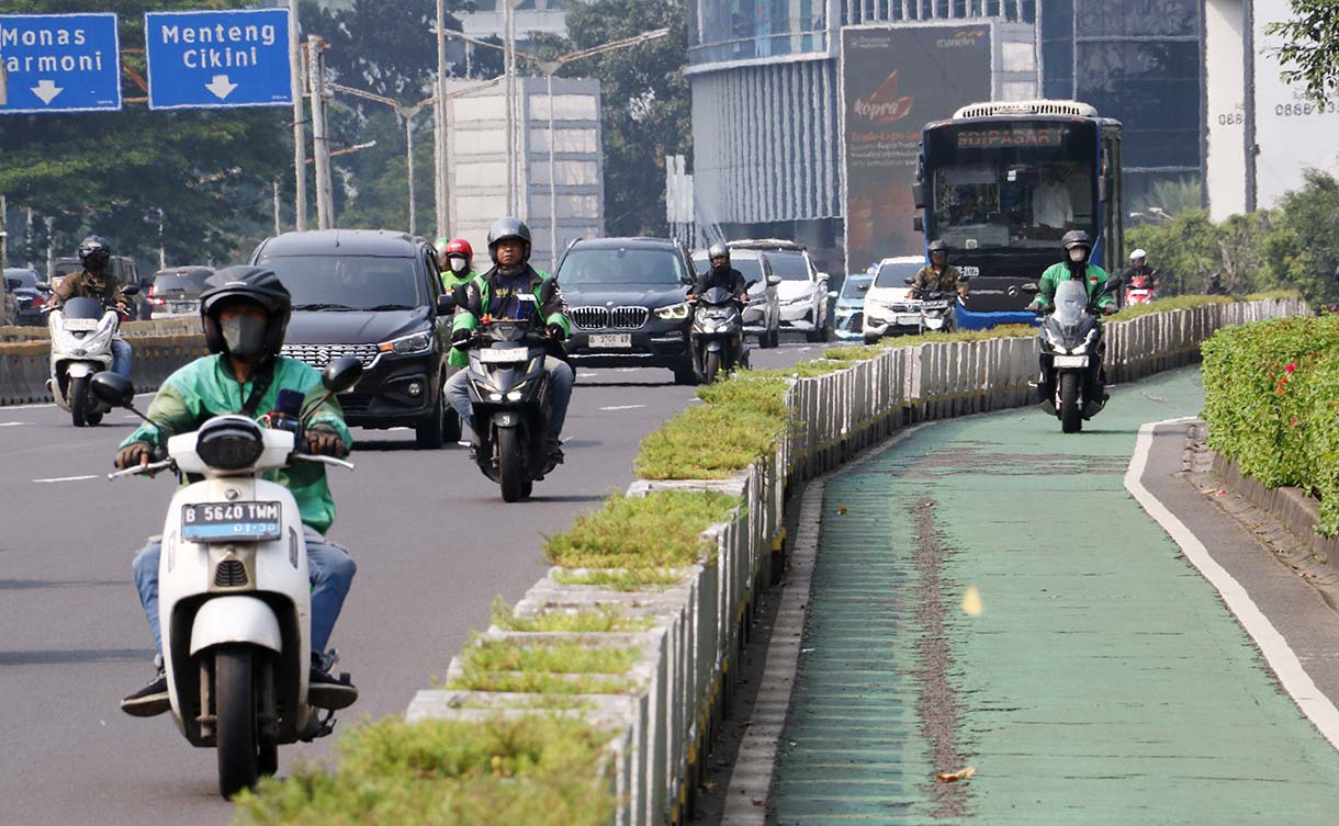 Sejumlah pengendara kendaraan bermotor melintasi Jalan Jenderal Sudirman di Jakarta,Jumat (10/10/2025).  (Beritanasional.com/Oke Atmaja)