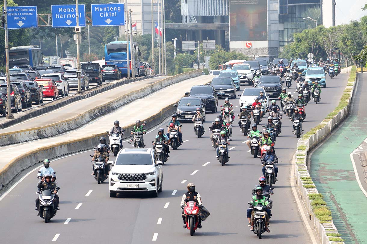 Sejumlah pengendara kendaraan bermotor melintasi Jalan Jenderal Sudirman di Jakarta,Jumat (10/10/2025).  (Beritanasional.com/Oke Atmaja)