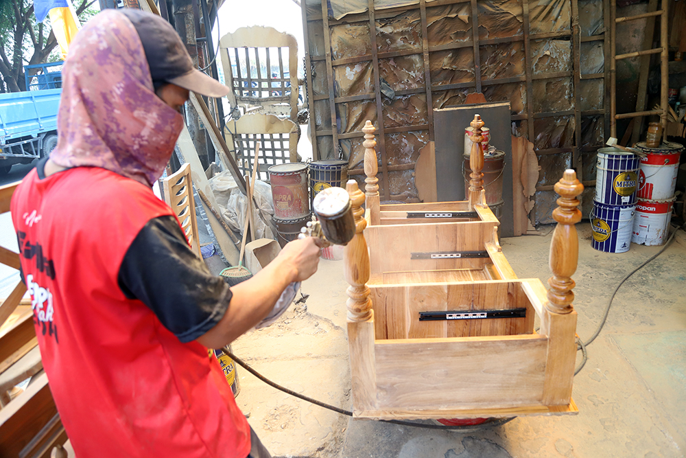 Pekerja menyelesaikan pembuatan furniture mebel. (BeritaNasional/Elvis Sendouw)