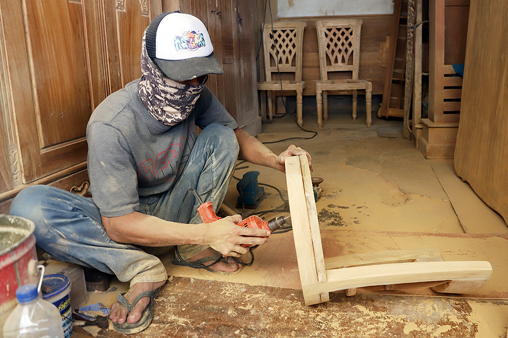 Pekerja menyelesaikan pembuatan furniture mebel. (BeritaNasional/Elvis Sendouw)